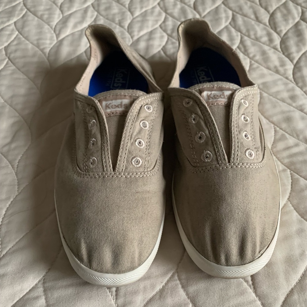 LADIES KEDS CHILLAX SLIP ON SNEAKER SHOES TAUPE TAN SIZE 10